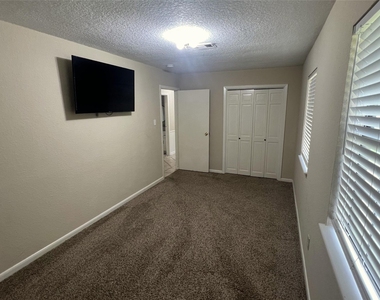 2109 Riverside Drive - Photo Thumbnail 19