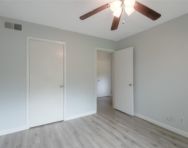 400 Echo Lane - Photo Thumbnail 24