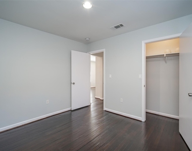906 W 9th Street - Photo Thumbnail 26
