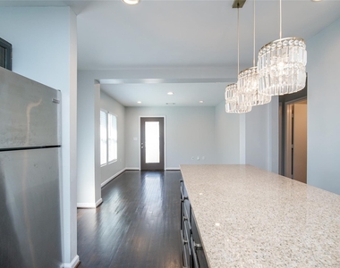 906 W 9th Street - Photo Thumbnail 19
