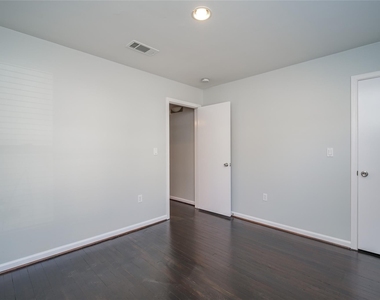 906 W 9th Street - Photo Thumbnail 23