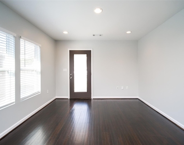 906 W 9th Street - Photo Thumbnail 9