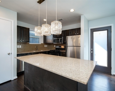 906 W 9th Street - Photo Thumbnail 12