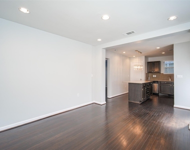 906 W 9th Street - Photo Thumbnail 10