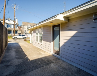 906 W 9th Street - Photo Thumbnail 4