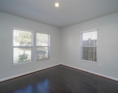 906 W 9th Street - Photo Thumbnail 22