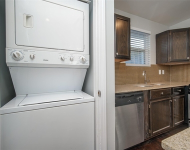 906 W 9th Street - Photo Thumbnail 18