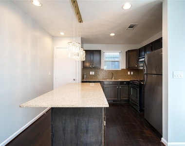 906 W 9th Street - Photo Thumbnail 11