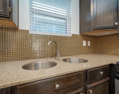 906 W 9th Street - Photo Thumbnail 15