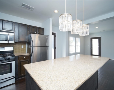 906 W 9th Street - Photo Thumbnail 13