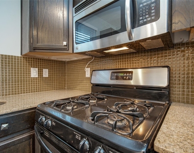 906 W 9th Street - Photo Thumbnail 16