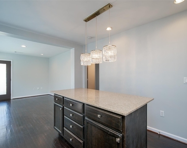 906 W 9th Street - Photo Thumbnail 20