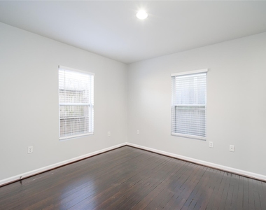 906 W 9th Street - Photo Thumbnail 27