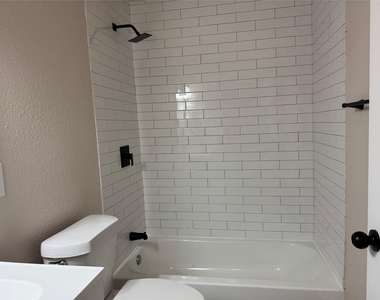 619 Avenue B - Photo Thumbnail 13