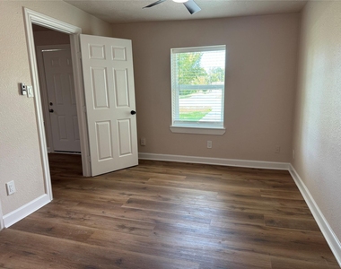 619 Avenue B - Photo Thumbnail 2