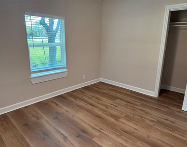 619 Avenue B - Photo Thumbnail 11