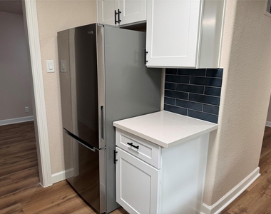 619 Avenue B - Photo Thumbnail 7