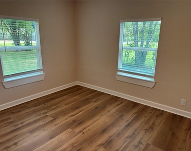 619 Avenue B - Photo Thumbnail 10