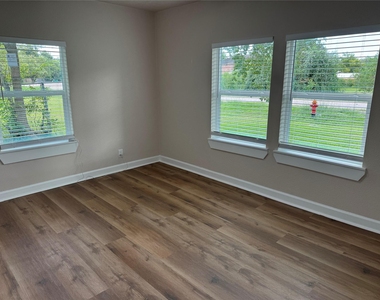 619 Avenue B - Photo Thumbnail 9
