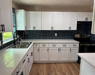 619 Avenue B - Photo Thumbnail 5