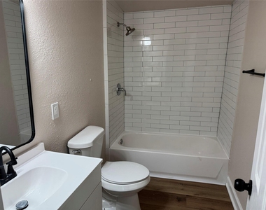 619 Avenue B - Photo Thumbnail 8