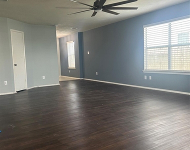 4419 Amaryllis Avenue - Photo Thumbnail 2