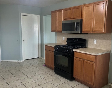 4419 Amaryllis Avenue - Photo Thumbnail 6