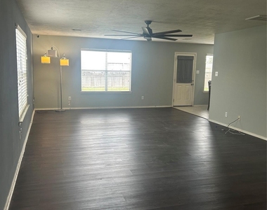 4419 Amaryllis Avenue - Photo Thumbnail 3