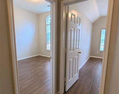 18818 Harbor Key Circle - Photo Thumbnail 7