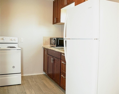 1407 Carroll Oliver Way - Photo Thumbnail 3