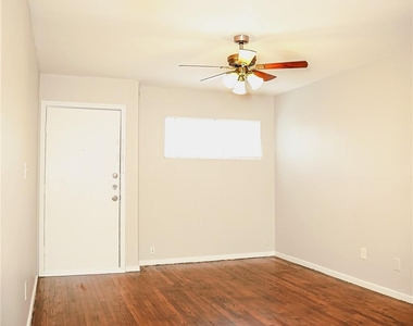 1407 Carroll Oliver Way - Photo Thumbnail 2