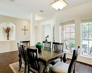 635 Presley Way - Photo Thumbnail 5