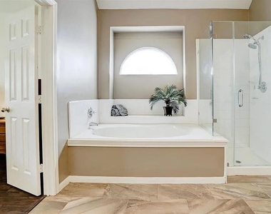 635 Presley Way - Photo Thumbnail 15