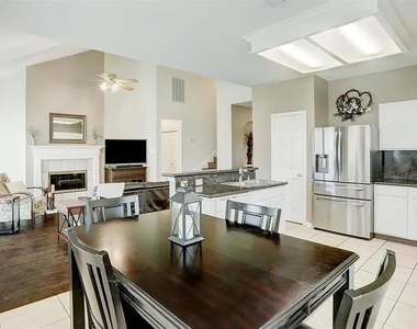 635 Presley Way - Photo Thumbnail 4