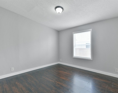 2431 Bay Oaks Harbor Drive - Photo Thumbnail 24