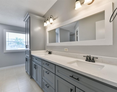 2431 Bay Oaks Harbor Drive - Photo Thumbnail 16