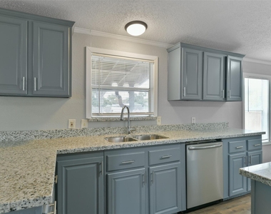 2431 Bay Oaks Harbor Drive - Photo Thumbnail 9
