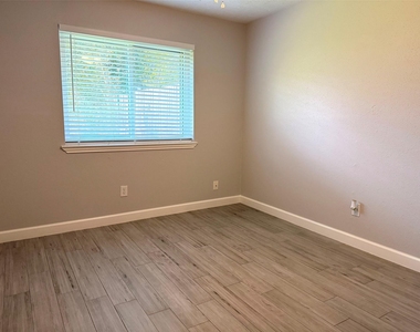 2430 Planters Row - Photo Thumbnail 12