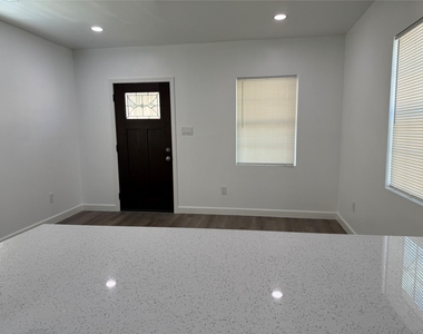 7514 Avenue H - Photo Thumbnail 2