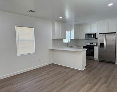 7514 Avenue H - Photo Thumbnail 5