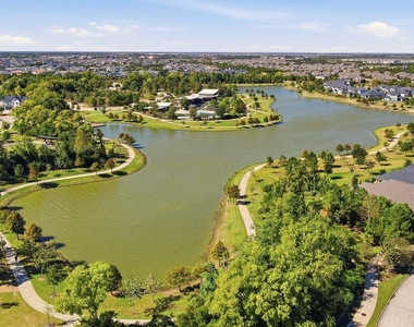 15822 Pilot Knob Dr Drive - Photo Thumbnail 40