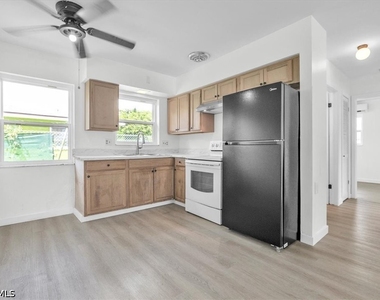 2423 Jeffcott Street - Photo Thumbnail 8
