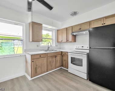 2423 Jeffcott Street - Photo Thumbnail 10