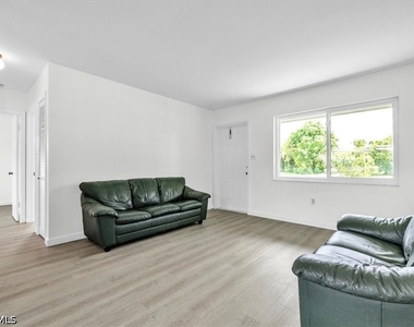 2423 Jeffcott Street - Photo Thumbnail 6