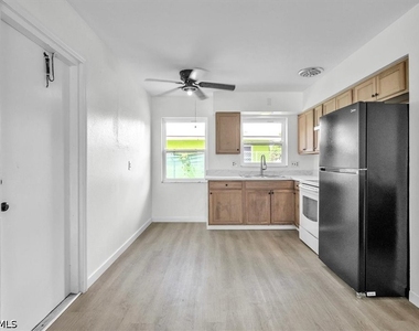 2423 Jeffcott Street - Photo Thumbnail 9
