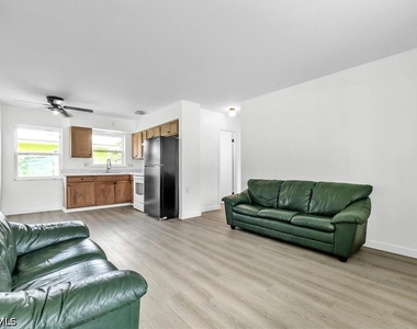 2423 Jeffcott Street - Photo Thumbnail 5