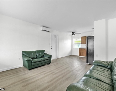 2423 Jeffcott Street - Photo Thumbnail 4