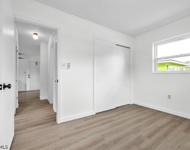 2423 Jeffcott Street - Photo Thumbnail 23
