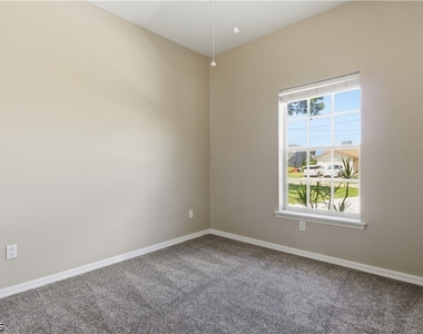 318 Se 21st Street - Photo Thumbnail 5
