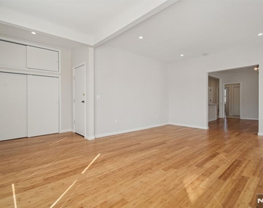 403 Abington - Photo Thumbnail 4